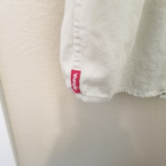 Wrangler Men's Shirt Size Large Button Up  Tan Casual Short Sleeved - Picture 4 of 5